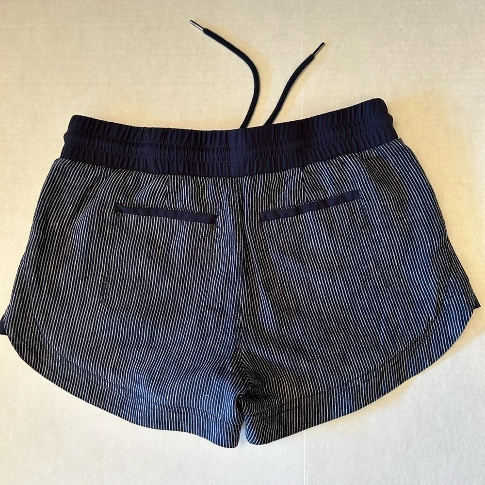 Athleta women’s blue beach side Bali linen‎ shorts in navy striped Sz 2. K20
